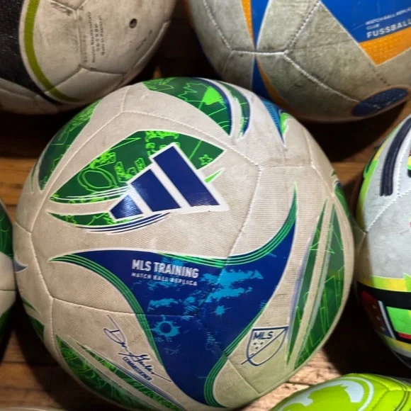 Size 4 soccer ball - Picture 4 of 10